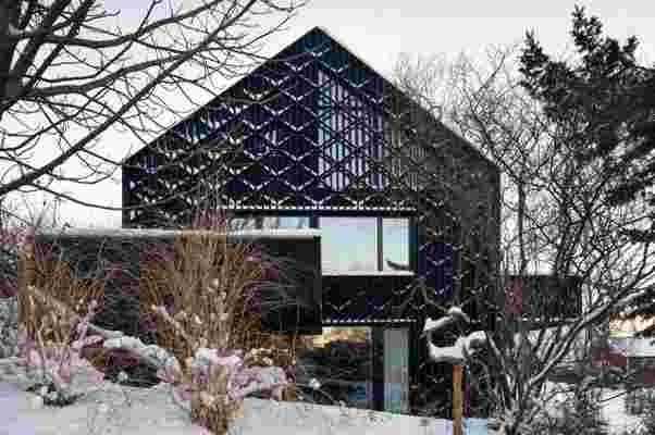 This prefab cabin located in the snowy slopes of Sweden is a family’s winter home!